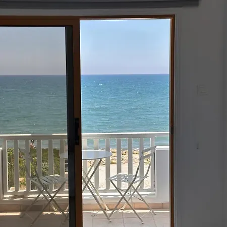 Ferienhaus Beachfront 3bdr House Gated Estate Meneou